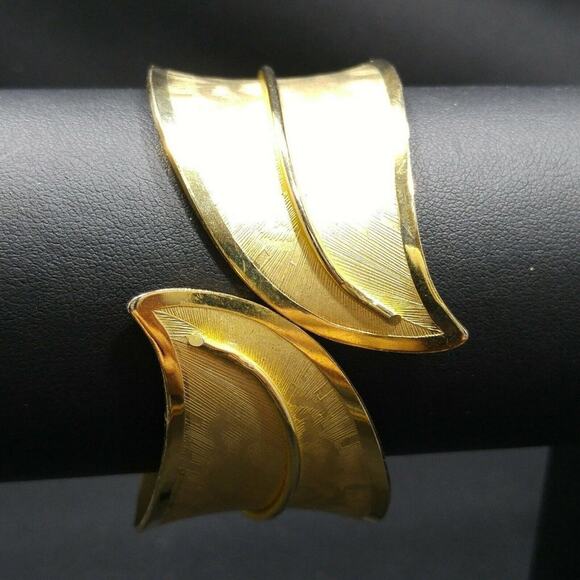 Vintage Hinged Clamper Cuff Bracelet, Gold Plated, Unsigned, Wrapped Leaf Design - Picture 8 of 9